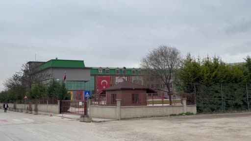 Depremzede öğrenciyi başörtülü diye okula almayan müdüre ağır ceza